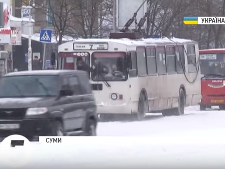 Сильные снегопады обездвижили Сумы. Видео