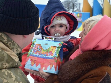 В Луганской области военные раздали детям рождественские подарки. Фоторепортаж