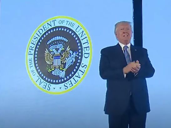 На выступлении Трампа за его спиной показали президентскую печать с российским двуглавым орлом и клюшками для гольфа