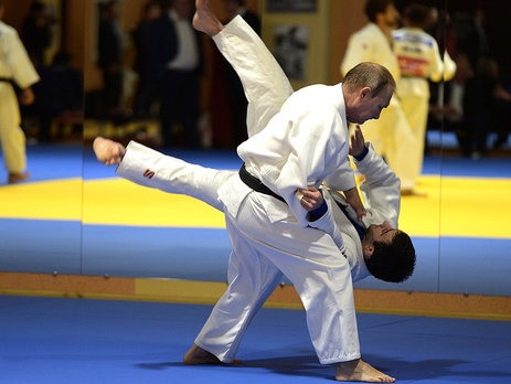 Путин потренировал сборную РФ по дзюдо и вручил российский паспорт главному тренеру Гамбе