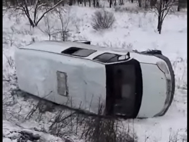 В оккупированном Донецке перевернулся микроавтобус с боевиками. Видео