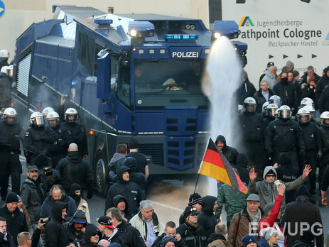 Полиция Кельна применила водометы и слезоточивый газ для разгона демонстрантов антиисламского движения Pegida 