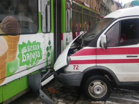 В центре Львова машина скорой помощи въехала в трамвай, есть пострадавшие