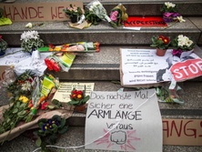 На ступенях кельнского вокзала появились цветы и плакаты с призывами положить конец насилию