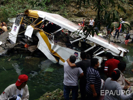 В Мексике автобус с футболистами упал в реку, погибли 16 человек
