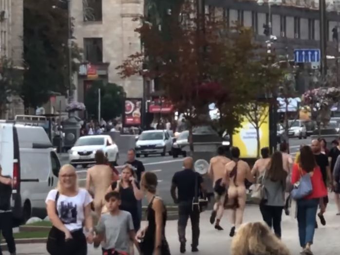 По Крещатику в Киеве пробежала группа голых мужчин в галстуках