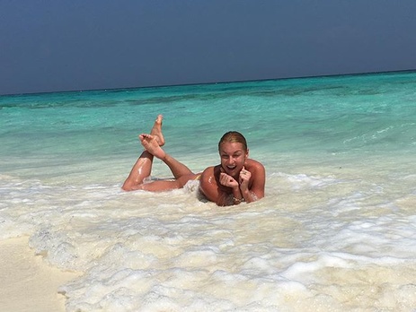 Волочкова снова показала шпагат в мини-бикини