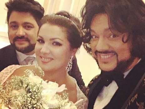 Киркоров показал, как учил Нетребко бросать букет невесты