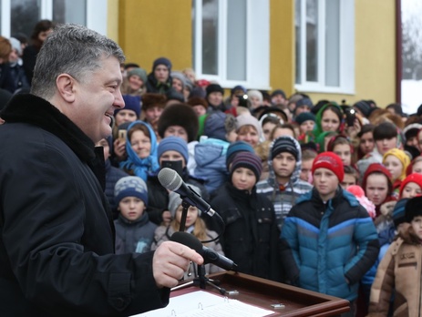 Порошенко: Реформа образования должна быть направлена на модернизацию учебников и обеспечение новейшими инновационными технологиями