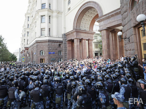 ﻿У Москві відбувається акція проти недопуску кандидатів від опозиції в Мосміськдуму, правоохоронці затримали 520 осіб. Фоторепортаж