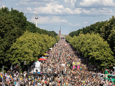 ﻿У Берліні 150 тис. людей узяли участь у прайді, присвяченому підтримці прав ЛГБТ. Фоторепортаж