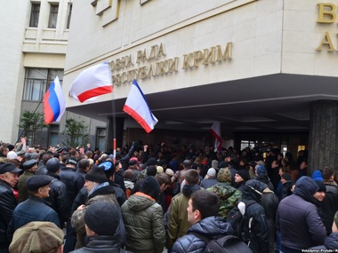 В Крыму протестующие заблокировали Верховную Раду АРК. Фоторепортаж