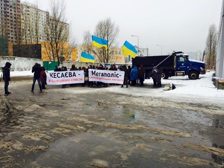 Нардеп: Активисты блокируют работу дистрибьютора сигарет "Мегаполис-Украина" в шести городах