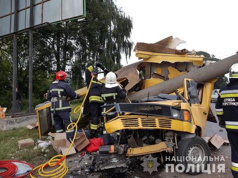 ﻿У Рівному автомобіль врізався в електроопору, одна людина загинула, троє постраждали – поліція