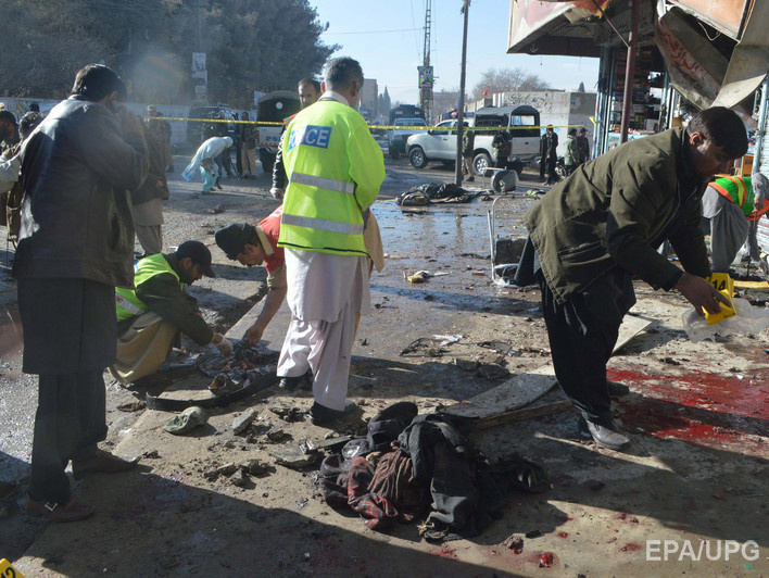 В результате взрыва в Пакистане погибли 15 человек, большинство &ndash; полицейские
