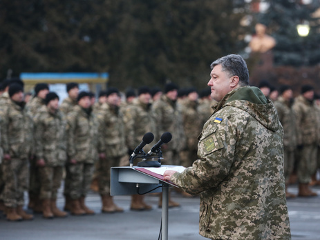 Порошенко предложил Яценюку срочно повысить зарплаты военным в АТО