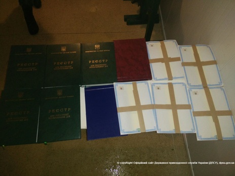 Госпогранслужба: Украинка пыталась провезти на оккупированную территорию 500 нотариальных бланков