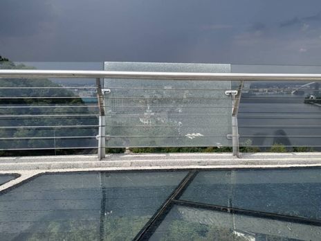 На пешеходном мосту в Киеве треснуло стеклянное ограждение