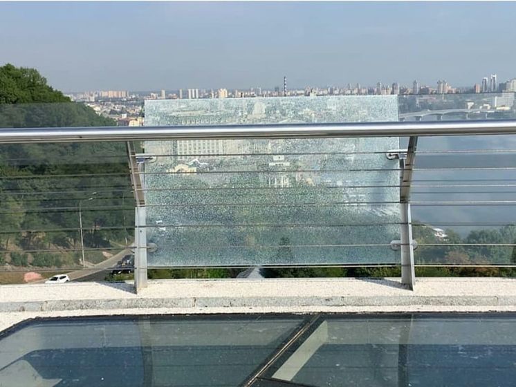 Боковое стекло на пешеходном мосту в Киеве восстановят за два дня &ndash; КГГА