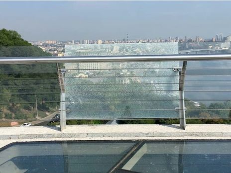 Боковое стекло на пешеходном мосту в Киеве восстановят за два дня – КГГА