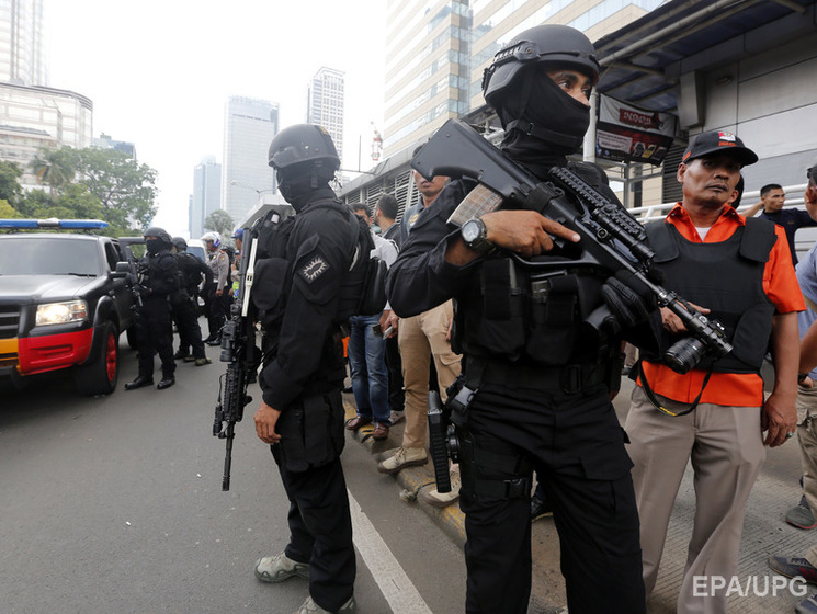 По подозрению в причастности к взрывам в Джакарте арестованы три человека
