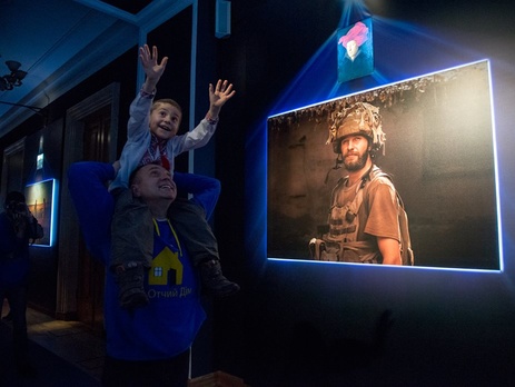 В Администрацию Президента пришли дети с рождественским вертепом. Фоторепортаж