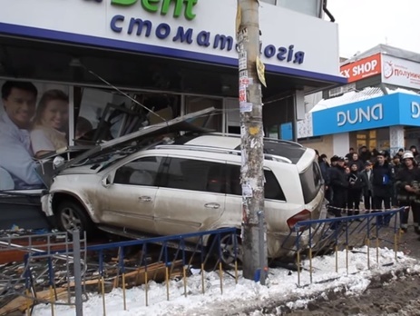 В сети опубликованы кадры смертельного ДТП возле метро 