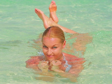 Волочкова выпустит футболки с принтом своих фотографий