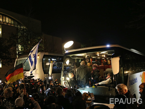 Баварский политик отправил автобус с мигрантами к офису Меркель