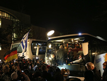 Глава баварского округа Ландсхут отправил автобус с мигрантами в офис Меркель в Берлине