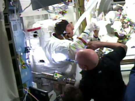 Выход астронавтов в открытый космос экстренно прерван из-за попадания воды в шлем одного из них