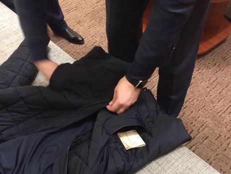 СБУ задержала при получении взятки начальника управления полиции Голосеевского района Киева