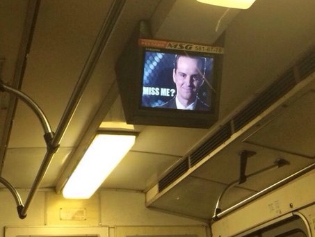 Экраны киевского метро показали пассажирам злодея Мориарти из сериала "Шерлок"