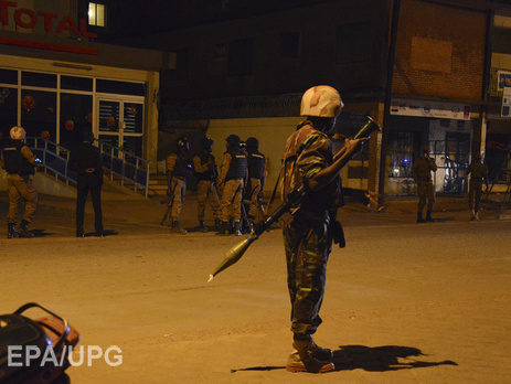 Reuters: При захвате террористами отеля в Буркина-Фасо погибли не менее 20 человек