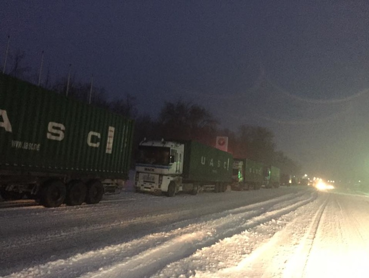 Из-за непогоды власти перекрыли въезд в Днепропетровск грузовому транспорту