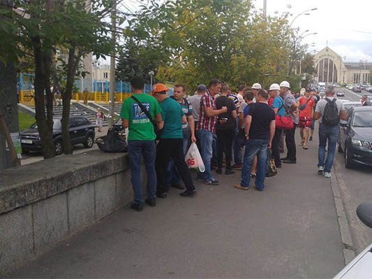 Рабочие заводов, подконтрольных Коломойскому, вышли на митинг требовать льготные тарифы на электроэнергию