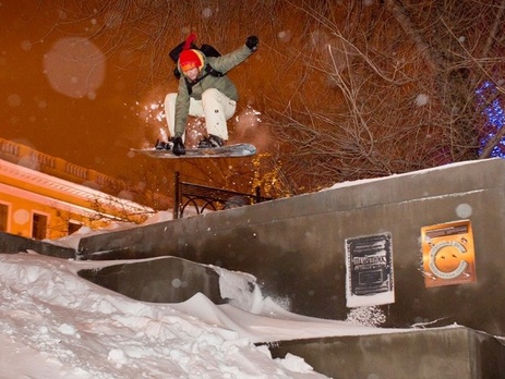 В Одессе после снегопада устроили горнолыжный спуск на Потемкинской лестнице. Фоторепортаж