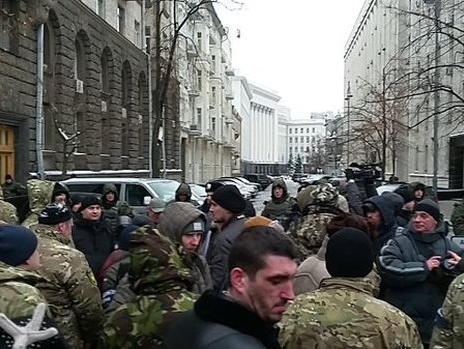 В центре Киева проходит митинг с требованием наказать виновных в Иловайской трагедии