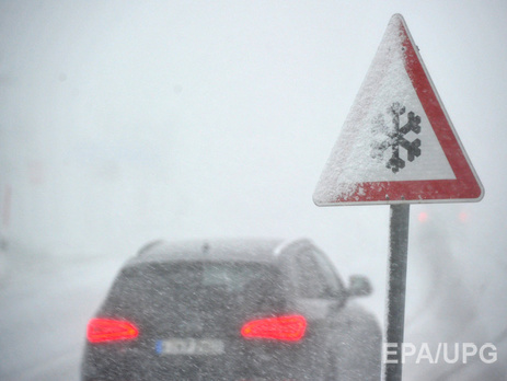 На дороге был мокрый снег, и водитель при выборе скорости не учел дорожных условий