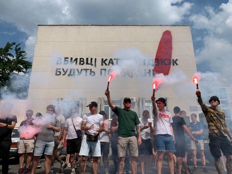 ﻿У річницю вбивства Гандзюк активісти мітингували біля будинків Рищука і Павловського, а також біля поліції та облради у Херсоні