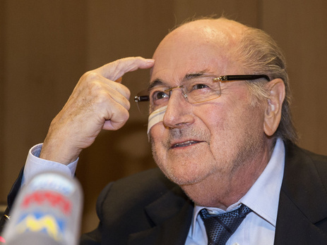 Блаттер продолжает получать зарплату в ФИФА