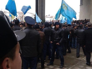 Под зданием Верховной Рады Крыма продолжаются беспорядки