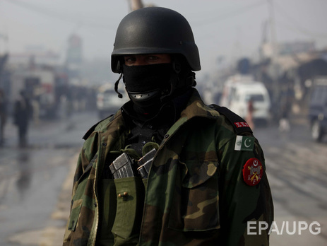 В Пакистане смертник взорвал мотоцикл на полицейском блокпосту, 11 погибших. Фоторепортаж