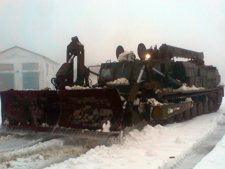 В Одесской и Николаевской областях снег убирает военная техника. Фоторепортаж
