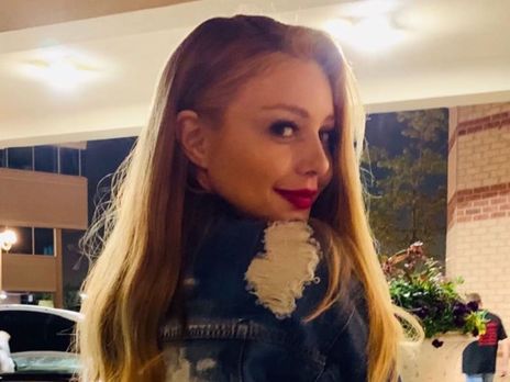 ﻿Тіна Кароль позувала на березі океану у шторм