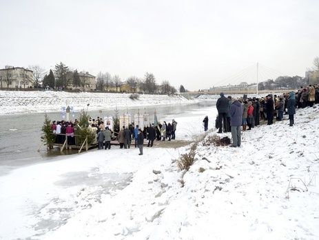 Жители Восточной Европы отпраздновали Крещение купанием в ледяной воде. Фоторепортаж