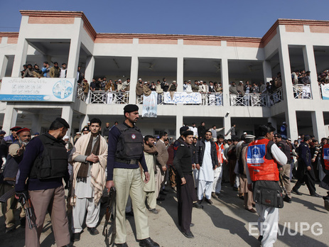 При атаке талибов на университет в Пакистане погибли 25 человек