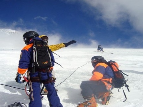 В результате попадания под лавину в Приэльбрусье госпитализированы украинец и россиянин