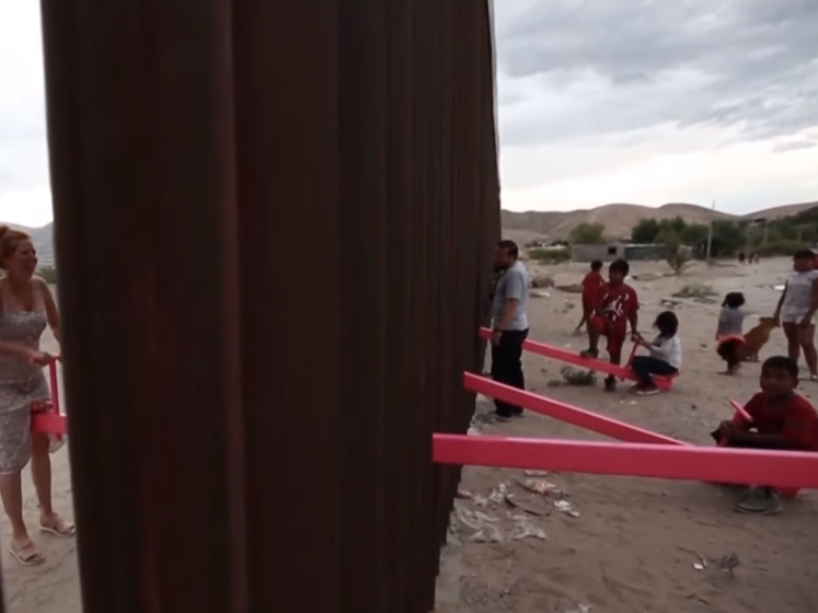 ﻿У стіні на кордоні США та Мексики встановили гойдалку. Відео