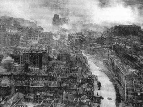 Киевлянка Хорошунова в дневнике 1942 года: Впервые за три месяца увидела развалины сгоревшего Крещатика. Жуткая, зловещая, незабываемая картина